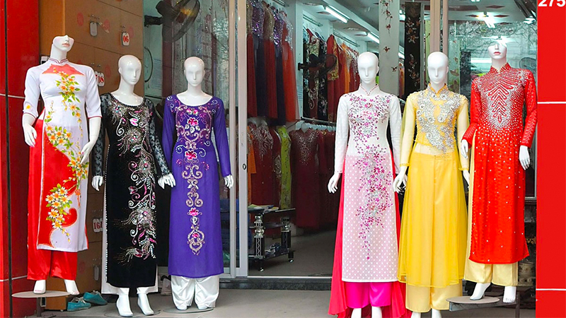 Hiện nay áo dài được bày bán rất nhiều